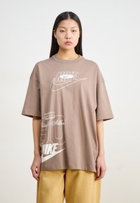 Nike Sportswear - SPORTSWEAR - Printtipaita - mink brown Pienoiskuva 1