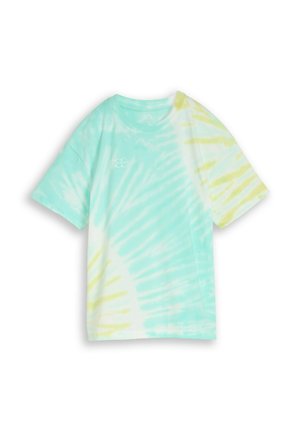 Koszulka z krótkim rękawem z wzorem tie-dye w kolorach aqua, białym i żółtym oraz małym białym logo na piersi, przedstawiona na białym tle.