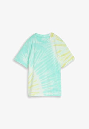 T-shirt met korte mouwen met aqua-, wit- en geel tie-dye patroon en klein wit logo op de borst, getoond op een witte achtergrond.