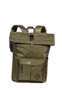 Sac à dos vert olive en tissu durable, doté d'une fermeture enroulable, de bretelles ajustables, d'une poche avant et d'un détail de logo.