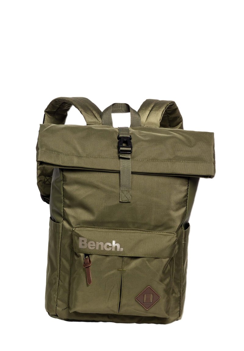 Sac à dos vert olive en tissu durable, doté d'une fermeture enroulable, de bretelles ajustables, d'une poche avant et d'un détail de logo.