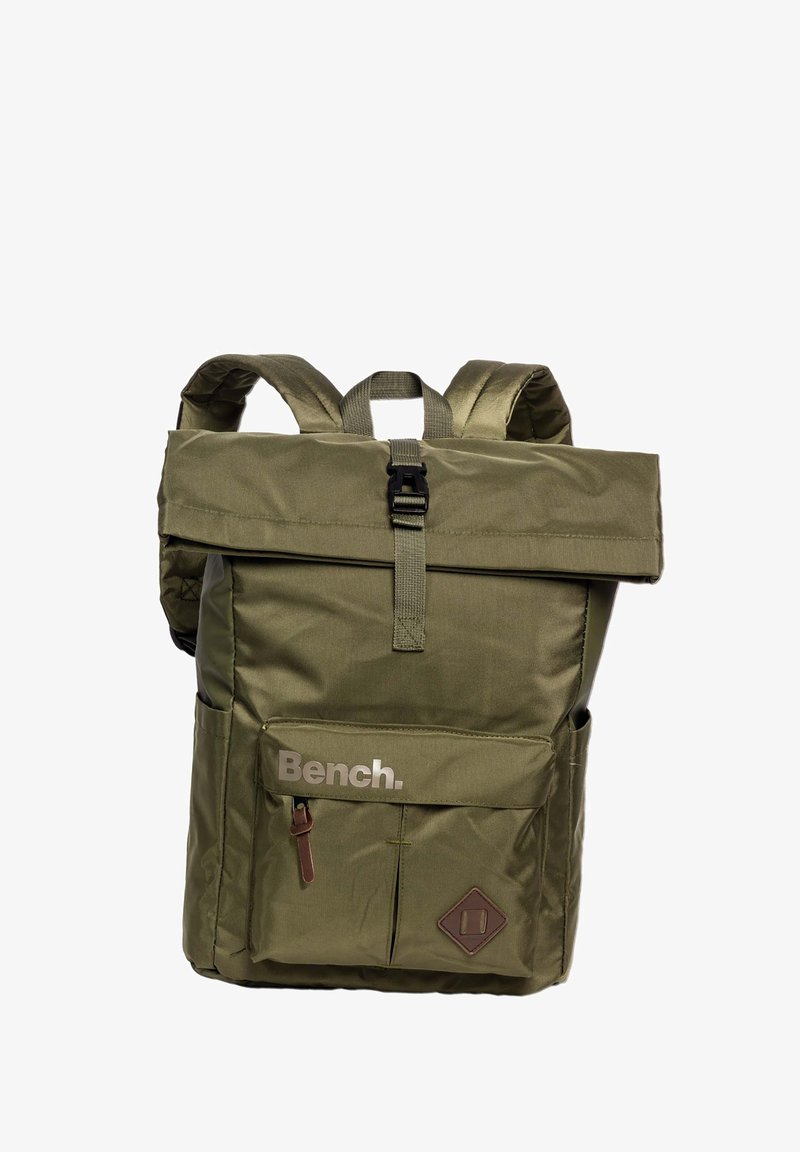 Sac à dos vert olive en tissu durable, doté d'une fermeture enroulable, de bretelles ajustables, d'une poche avant et d'un détail de logo.
