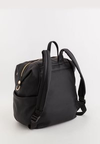 Mochila negra texturizada con un zipper dorado, correas ajustables, asa superior y un bolsillo lateral para almacenamiento adicional. Material duradero.