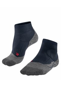 Granatowo-niebieskie i szare skarpetki sportowe z rypsowym wzorem, z wyścieloną piętą i palcami oraz małym czerwonym akcentem w postaci logo.