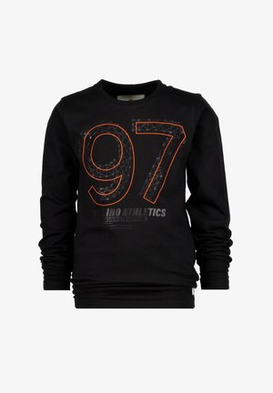 Sort langærmet sweatshirt med store omrids af "97" i orange og gråt geometrisk mønster, med teksten "Wilno Athletics" nedenunder.