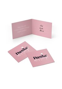 Set ružičastih čestitki koja sadrži unutarnju poruku u bijeloj boji, s rukopisnim „Ich liebe Dich“ s lijeve strane i dvije vanjske čestitke koje govore „Danke.“