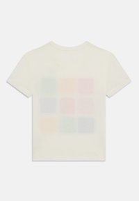 Cremefarbene Baumwoll-T-Shirt mit einem Rückendesign aus pastellfarbenen Quadraten, die in einem Rasterschema angeordnet sind, kurzen Ärmeln und Rundhalsausschnitt.