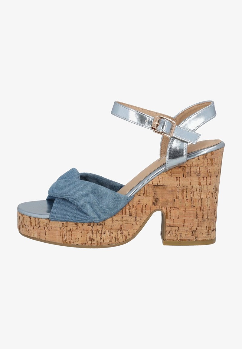 Sandales compensées en denim bleu avec une plateforme en liège, présentant un détail en tissu tordu et une sangle de cheville en métal argenté avec une boucle.