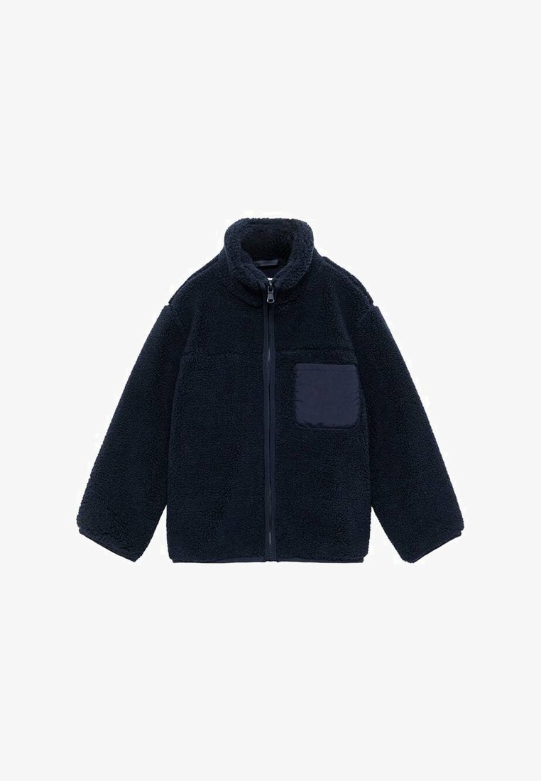 Mornarsko modra flis jakna z visokim ovratnikom, polnim zadrgo in žepom s patenty. Mehka tekstura, ohlapen kroj in dolgi rokavi.