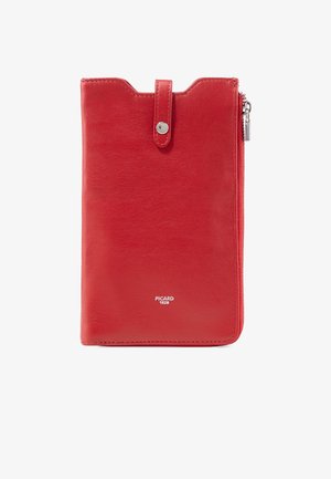 Rotes Lederportemonnaie mit Druckknopfverschluss, Reißverschluss an der Seite und dem Präge-Logo „PICARD 1928“ vorne unten in der Mitte.