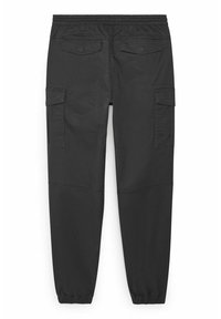 Svarta cargobyxor med elastisk midja, två bakfickor, sidofickor, smalnande ben och detaljerad sömnad. Slät tygtextur.