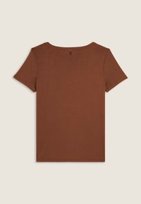 Camiseta marrón de manga corta con un cuello redondo y detalles de costura mínimos. La tela parece suave con una textura lisa.