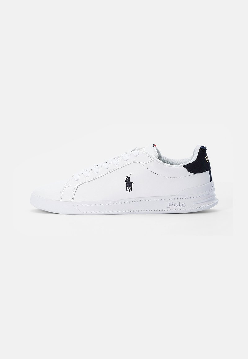 Baskets blanches basses avec logo Polo Ralph Lauren noir sur le côté, patch talon noir et semelle blanche avec "Polo" embossé près du talon.