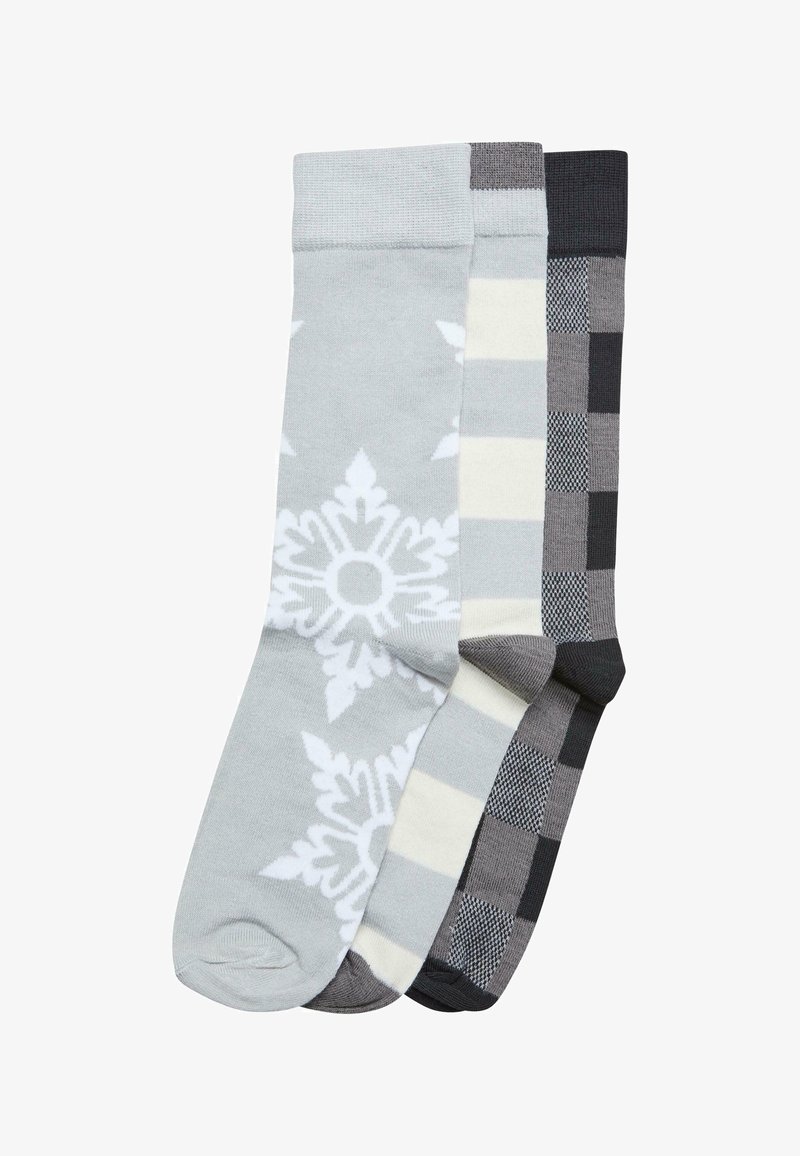 Trzy pary skarpetek: jasnoszare z białym wzorem płatków śniegu, w szaro-kremowe paski oraz ciemnoszare w kratkę. Miękki dziany materiał.