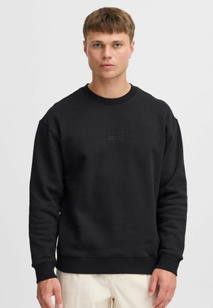 Sort sweatshirt lavet af en blanding af bomuldsstof, med rund hals, ribbede ærmer og et subtile prægede logo på brystet.