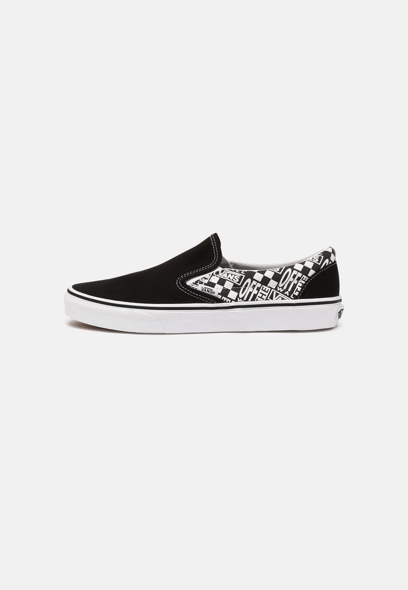 Chaussure Vans slip-on noire et blanche avec motif damier et texte au talon et sur le côté, semelle en caoutchouc blanche et couture blanche.