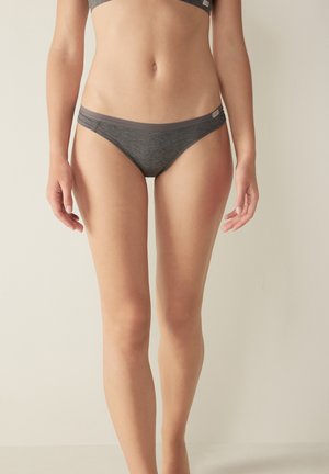 Szare bikini w formie dolnych części wykonane z bawełnianej mieszanki, o niskim kroju i prostym elastycznym pasku w talii, z gładkimi szwami i minimalistycznym stylem.