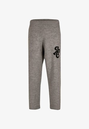 Pantalons en tricot gris avec une taille côtelée et un logo brodé noir sur la jambe gauche. Texture lisse et douce.
