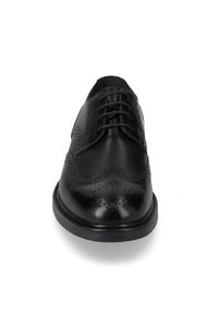Scarpa da uomo in pelle nera, con punta arrotondata, design wingtip, perforazioni e una finitura liscia con un leggero tacco.