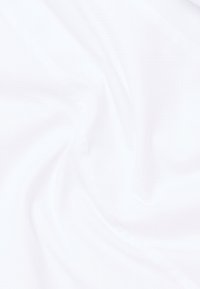 Witte stof met een gladde textuur en subtiel gaaspatroon, die zacht valt met zichtbare stiksels langs de randen.