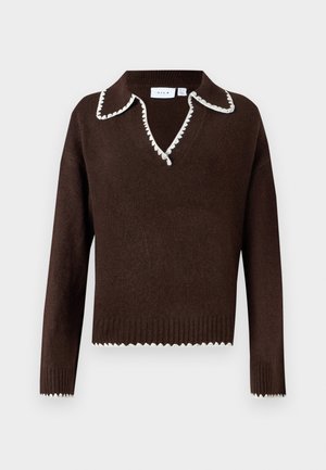 Pull marron tricoté avec un col en V et un bord festonné blanc sur le col et les poignets. Ourlet côtelé et texture douce.