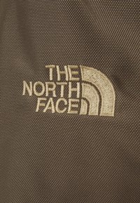 The North Face BASE CAMP VOYAGER DUFFEL 62L UNISEX - Sporttáska - smokey brown/khaki stone