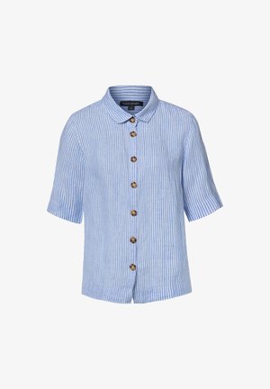 Hellblau-weiß gestreiftes Kurzarmhemd mit Kragen und sieben braunen Knöpfen vorne.