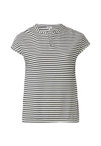 Korte mouw witte blouse met zwart gestipte horizontale strepen en een kleine V-hals uitsnede, plat gelegd op een witte achtergrond.
