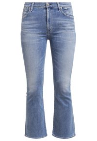 Vaaleansiniset leveälahkeiset farkut, jotka on valmistettu denimmateriaalista. Niissä on korkea vyötärö, kaksi etutaskua ja nappisuljenta. Haalistuneet kohdat reiden alueella.