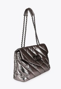 Prošívaná metalická kabelka v tmavě stříbrné barvě, vybavená řetízkem a dekorativní kovovou značkou. Texturovaný povrch s diagonálními vzory.