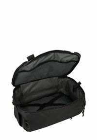 Borsa a tracolla nera con un ampio interno, chiusura con cerniera e tasca in rete. Realizzata in materiale resistente, dotata di spallacci regolabili per maggiore versatilità.