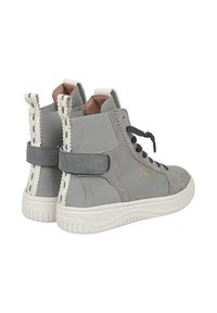 Grijze high-top sneakers gemaakt van gemengde materialen zoals suede en canvas, met een witte rubberen zool, gestikte accenten en een gouden logo detail.