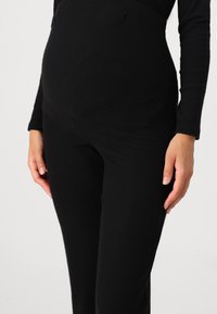 ONLY MATERNITY OLMHALLE - Hlače - black