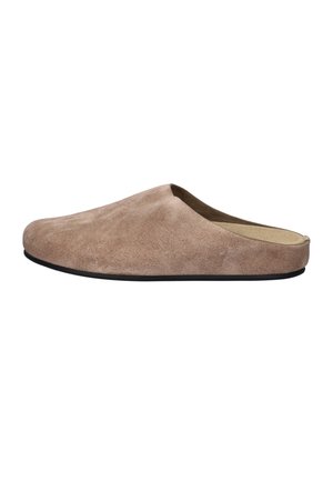Beige suède instapper met gesloten neus, open hiel en dunne zwarte zool, getoond in zijaanzicht op een effen witte achtergrond.