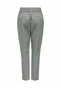 Pantalon gris clair à taille élastique avec jambes droites et deux poches arrière fendues cousues, vu de dos sur un fond blanc.