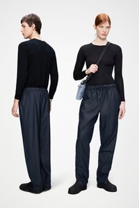 Czarne długie bluzy z długim rękawem połączone z ciemnogranatowymi spodniami z elastycznym pasem i mankietami przy kostkach, noszone przez dwie postacie zwrócone plecami i przodem.