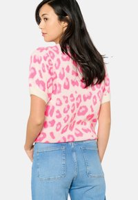 LolaLiza JACQUARD LEOPARD PRINT - Trükipildiga T-särk - fluo pink