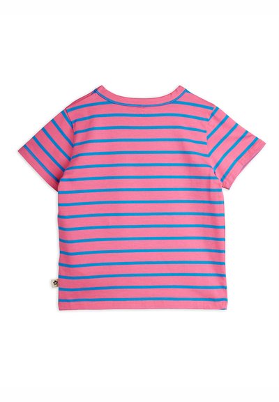 Chemise rose à manches courtes avec des rayures horizontales bleues, col rond et une petite étiquette sur le côté inférieur gauche.