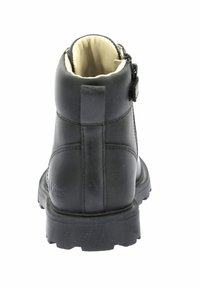 Stivaletto in pelle nera con una robusta suola in gomma, chiusura a cerniera laterale e una fodera interna liscia. Presenta un'etichetta sul retro.