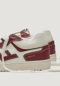 Retro sneakers z białą i burgundową skórzaną cholewką, teksturowanymi akcentami, płaskimi kremowymi sznurowadłami oraz beżową podeszwą środkową z wytłoczonym napisem "FLAMINGOS LIFE".