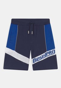 Bermudas azul-marinho com detalhes em azul e branco, apresentando um cós com cordão, bolsos laterais e o logótipo "DieselPRO" na parte da frente.