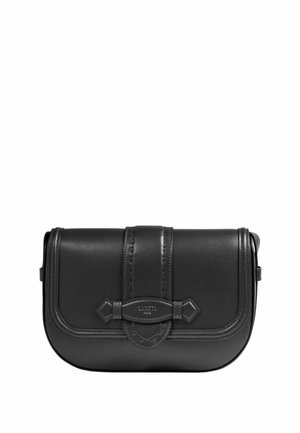 Sac à bandoulière en cuir noir avec rabat incurvé, détails cousus et "LANCEL PARIS" embossé sur la boucle de la sangle avant.