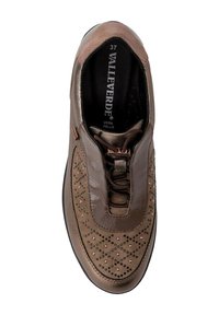Scarpa in pelle marrone con lacci, decorata con pattern perforati e interno nero etichettato "VALLEVERDE VERA PELLE" misura 37.