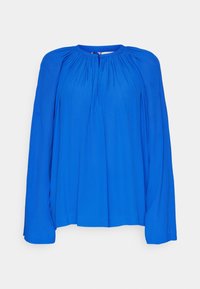 Blusa blu a maniche lunghe con scollo rotondo, dettagli plissettati sul davanti e un tessuto liscio e leggero.
