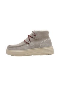 Botas de tobillo de ante gris con un forro suave, con cordones rojos y detalles de costura únicos, sobre una suela plataforma beige.