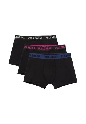 Trzy czarne bokserki z elastycznymi pasami w kolorach czarnym, różowym i niebieskim, każda z nich z oznaczeniem "PULL&BEAR" na pasku.