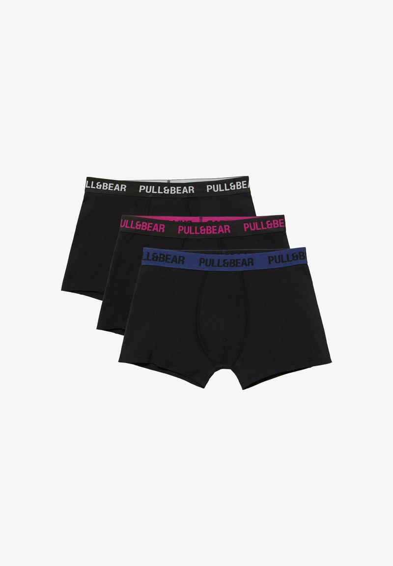 Trois boxers noirs avec ceintures élastiques en noir, rose et bleu, chacun marqué par le texte "PULL&BEAR" sur la ceinture.