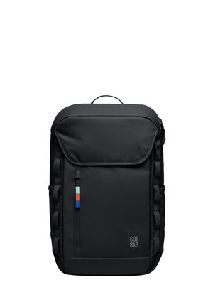 Zaino rettangolare nero con tasca frontale con cerniera, caratterizzata da linguette colorate e logo "GOT BAG" nell'angolo in basso a destra.