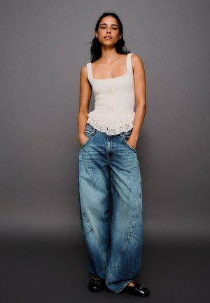 Bershka, LOW-RISE - BARREL JEANS - Wide Leg - light blue