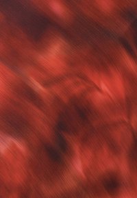 Testo astratto rosso e nero con un aspetto liscio e spazzolato. Il gradiente di colore mostra diverse sfumature con effetti di movimento morbido e fluido.